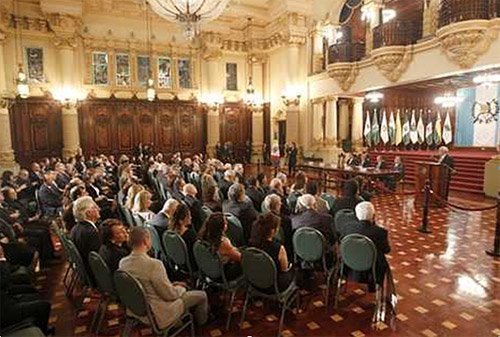 Sandoval ofrece un discurso ante académicos y funcionarios de gobierno. Foto Prensa Libre: Erlie Castillo